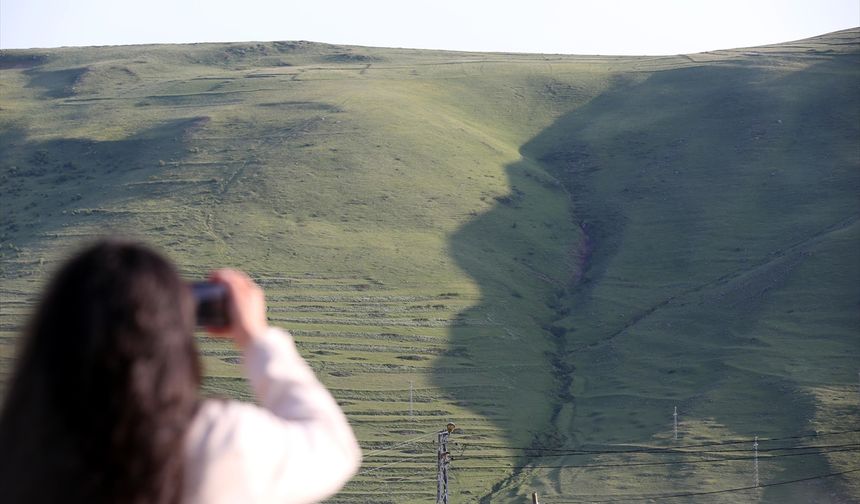 Ardahan'daki "Atatürk silüeti" bu yıl da oluşmaya başladı