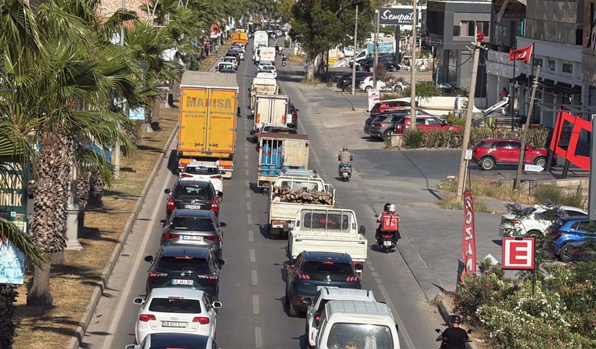 24 saatte ilçeye 50 bin araç giriş yaptı: Trafik durma noktasına geldi!