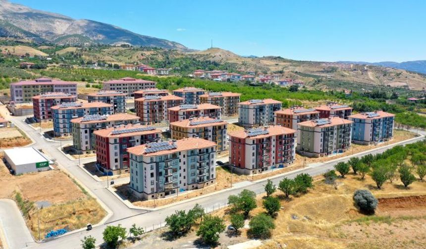 Depremzedeler yeni yuvalarında bayram yaptı