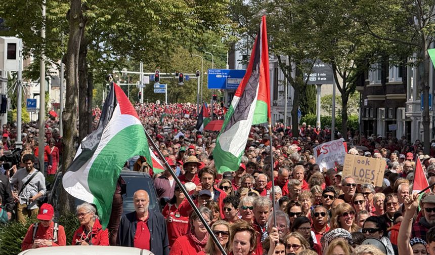 Hollanda'da binler Filistin için toplandı