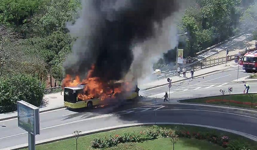 Sarıyer'de otobüs alev alev yandı: 25 yolcu tahliye edildi