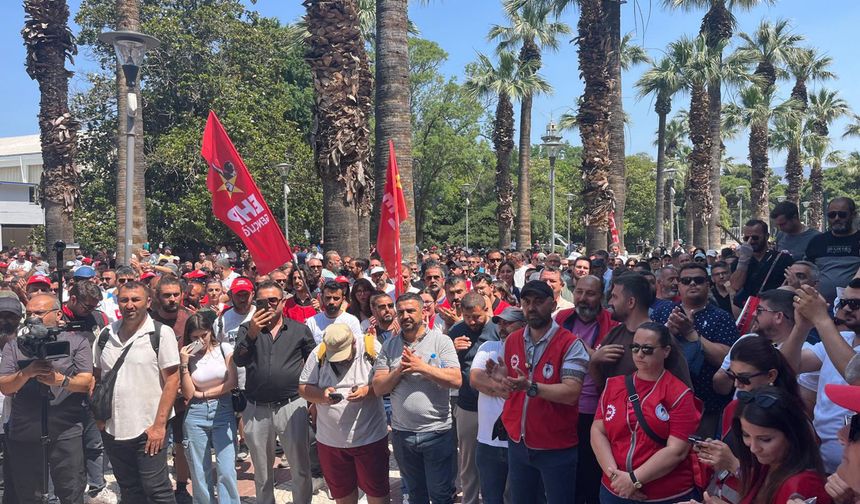 İzmir'de grev 6. gününde: Konak'ta çöp yığınları oluştu