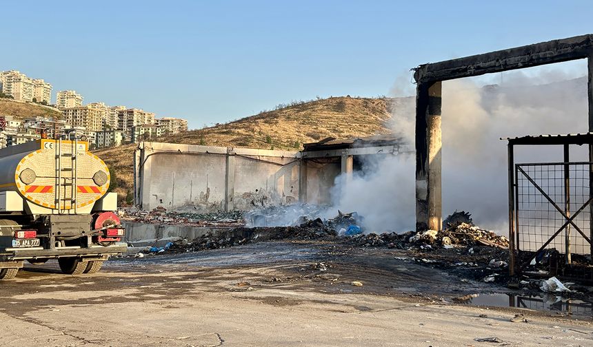 İzmir'de geri dönüşüm tesisinde çıkan yangın söndürüldü