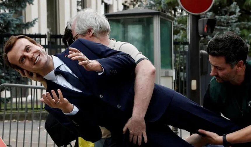 Macron’un çalınan bal mumu heykeli geri getirildi