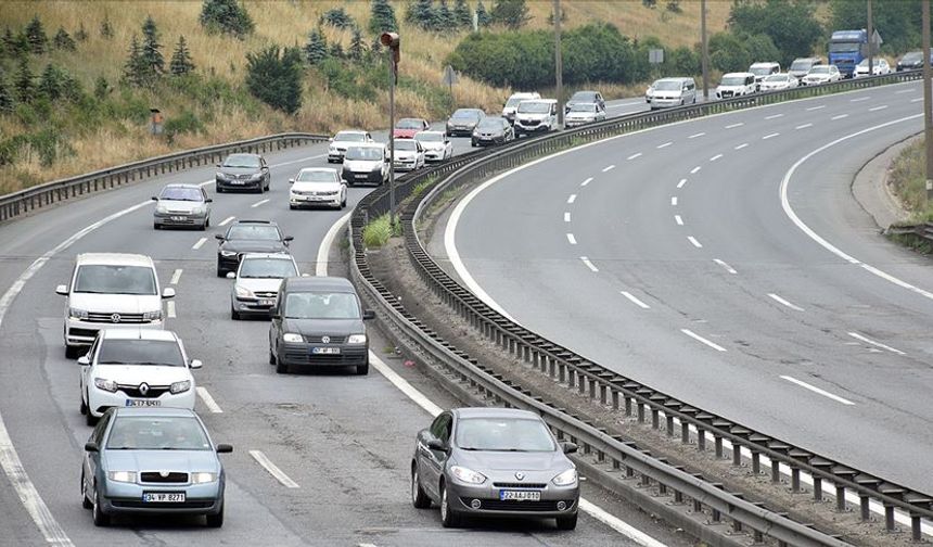 Bayramda otoyollardan yaklaşık 16,3 milyon araç geçti