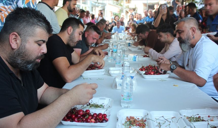 Manisa'da kiraz yeme yarışması: 10 dakikada 2 kilo 592 gram kiraz yedi!