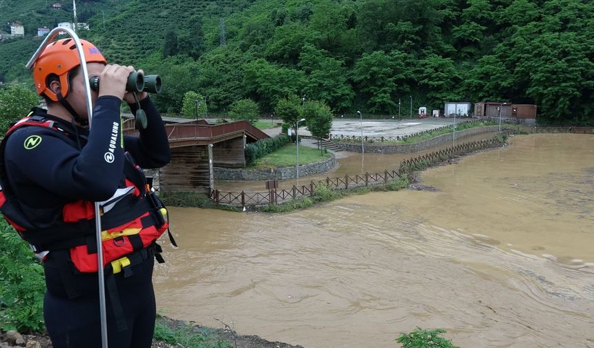 Trabzon'da selin izleri siliniyor, kayıp kişi aranıyor