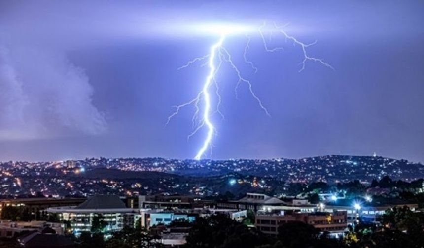 Denizli'de yıldırım isabet etmesi sonucu 5 kişi yaralandı