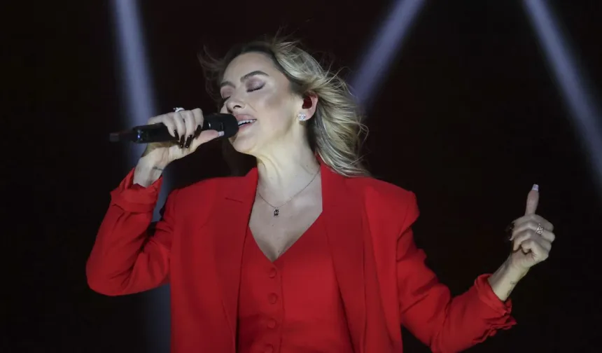 Ünlülere uyuşturucu operasyonu: Aralarında Hadise’nin de bulunduğu çok sayıda isim gözaltında