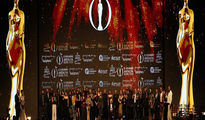 Altın Portakal'a 7 ödülle 'Tavşan İmparatorluğu' damga vurdu