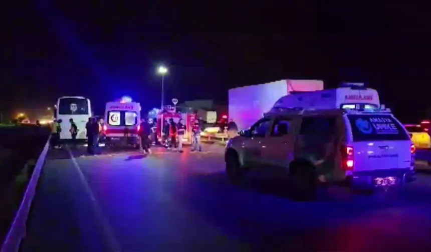 Mahkum midibüsü, TIR ve otomobil çarpıştı: 23 yaralı