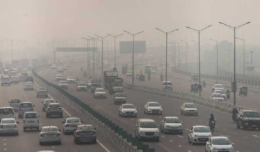 Yeni Delhi’de hava kirliliği alarmı: Okullarda hibrit eğitime geçildi