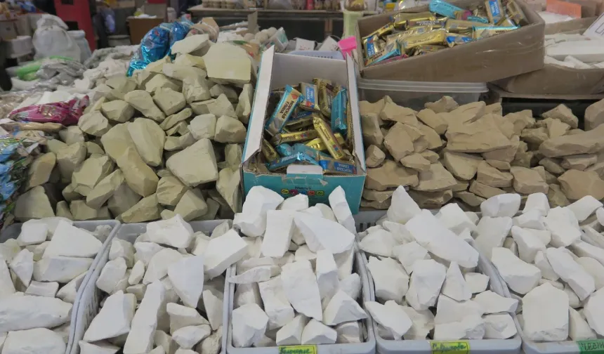 Vitamin ve mineral için toprak tüketiyorlar: “Gulboto” pazarlarda satılıyor