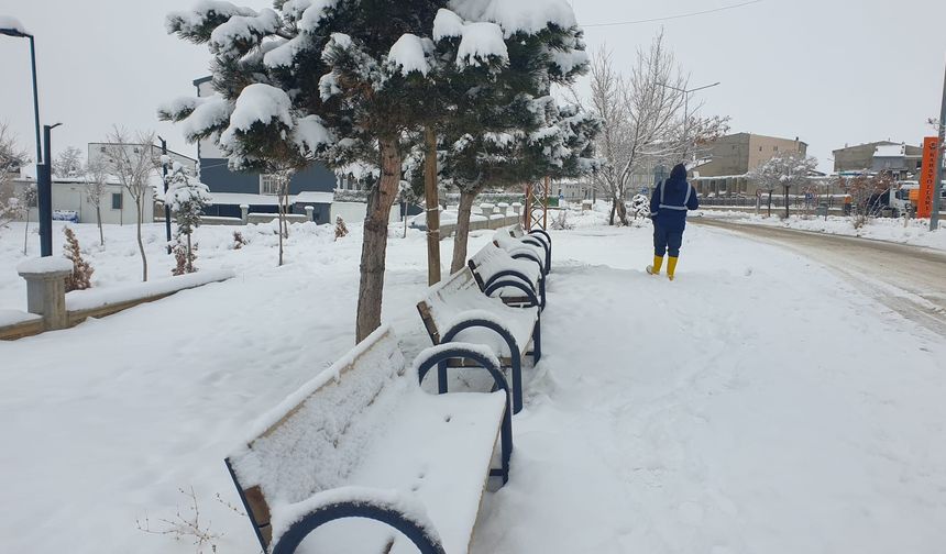 Van’da 102, Hakkari’de 70 yerleşim yerinin yolu kardan kapandı