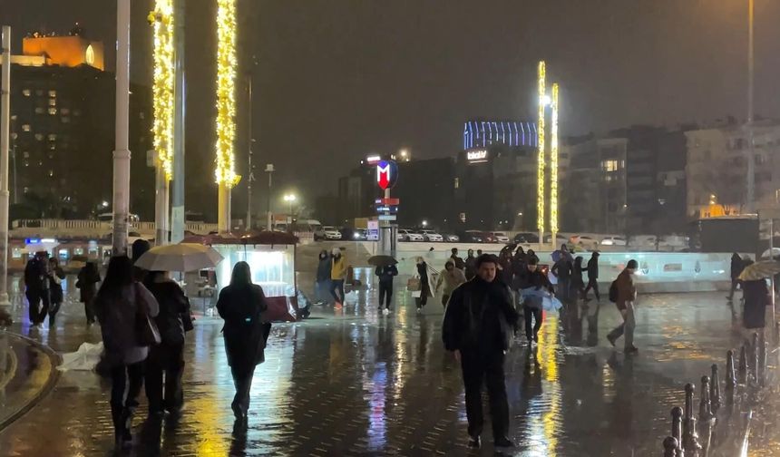İstanbul’da sağanak etkili oluyor: Caddeler göle döndü, evleri su bastı!