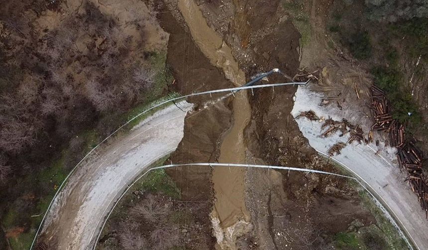 Sağanak İzmir'i felç etti: Ödemiş–Turgutlu yolu ulaşıma kapatıldı