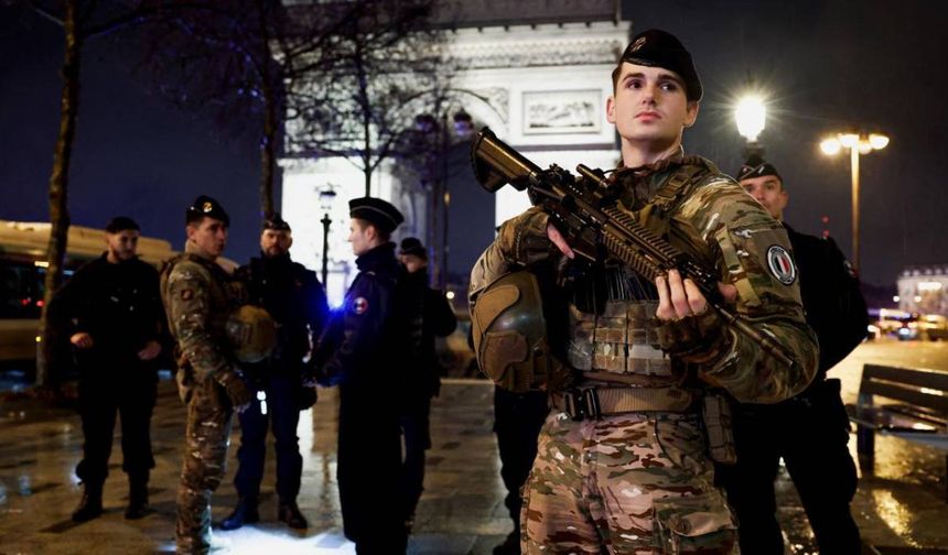 Paris’te bıçaklı tehdit: Jandarma ateş açtı