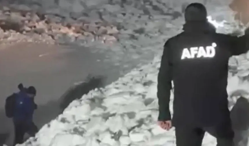 Ağrı’da arızaya giden ekibin aracına çığ düştü