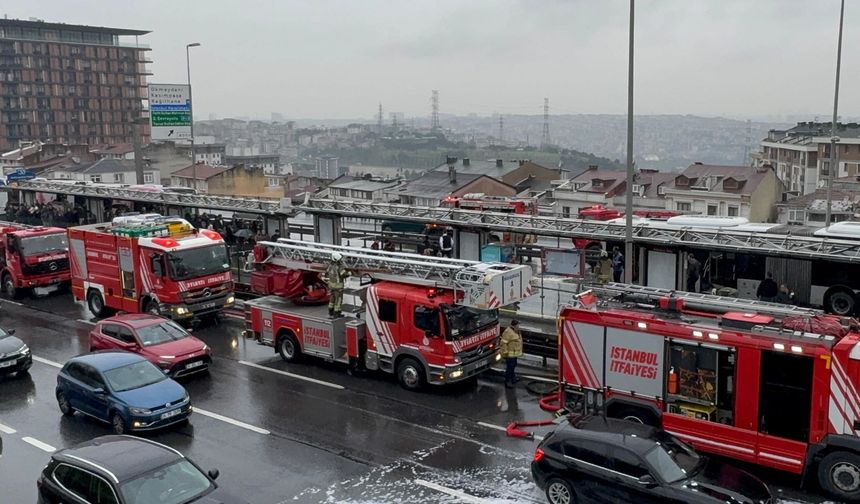 Şişli'de metrobüs yangını: Yolcular tahliye edildi