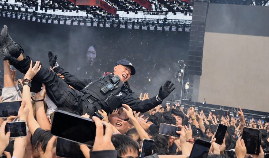 Çin’de konser alanında eğlenceli anlar: Polis kalabalığın omuzlarında taşındı