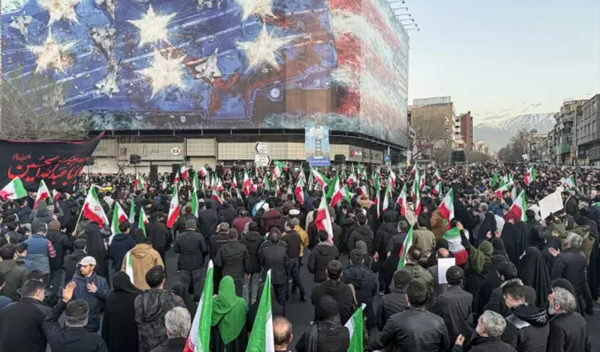 İran’da halk sokaklara indi: İntikam sloganları atıldı!