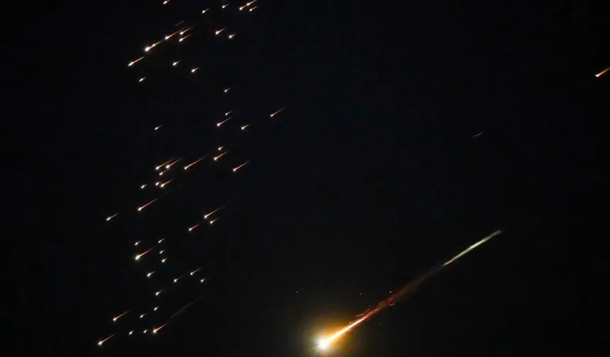 İran'dan en ağır saldırı! ABD ve İsrail hedefleri Hürremşehr füzesiyle vuruldu