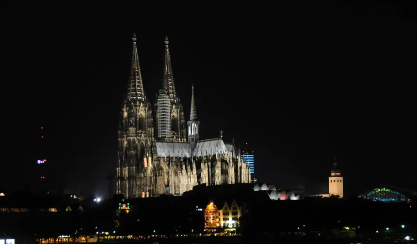 Köln Katedrali turistlere ücretli oluyor