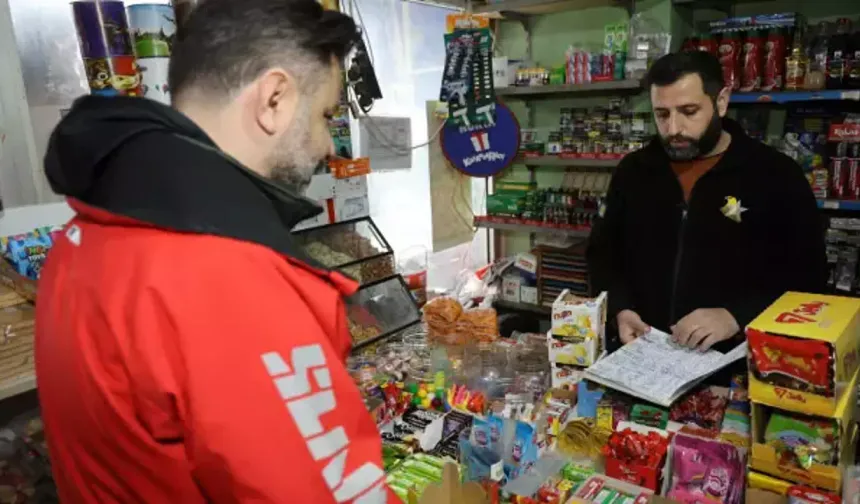 Mahallenin borcunu ödedi, veresiye defterini ateşe verdi!