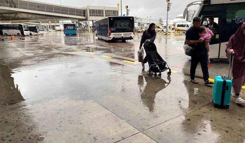 Şiddetli yağış hava trafiğini vurdu