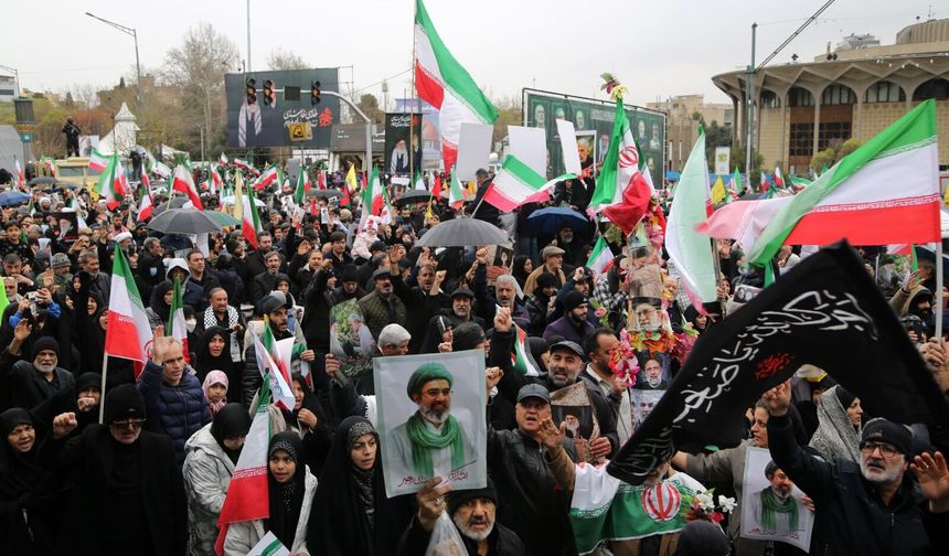 İran'da miting alanında patlama!