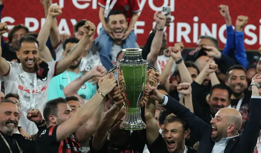Avrupa şampiyonu olan Olympiakos, kupasını aldı