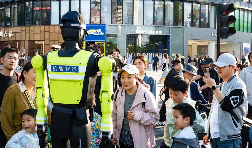Çin’de ilk kez robot trafik polisleri göreve başladı