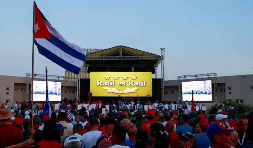 Havana ABD'ye karşı ayakta: Binlerce Kübalı Castro’ya destek için toplandı