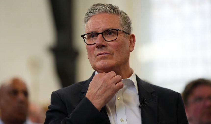 İngiltere’de aşırı sağ yükselişte: Starmer’a ağır darbe