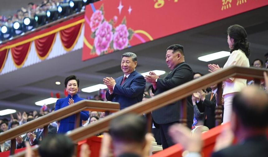 Xi Jinping ve eşi, Kuzey Kore’de özel sanat gösterisi izledi