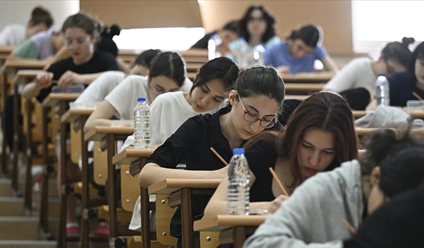 YKS’de ikinci gün heyecanı: AYT’ye 1 milyon 627 bin aday katılıyor