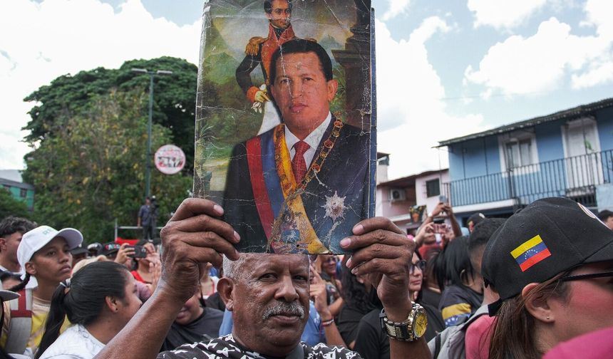Venezuela'da Chávez'e görkemli anma: Binler Caracas'ta yürüdü