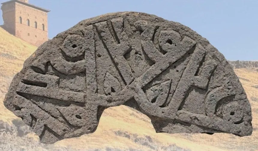 Ani’de Hz. Muhammed’in adının yer aldığı taş eser bulundu