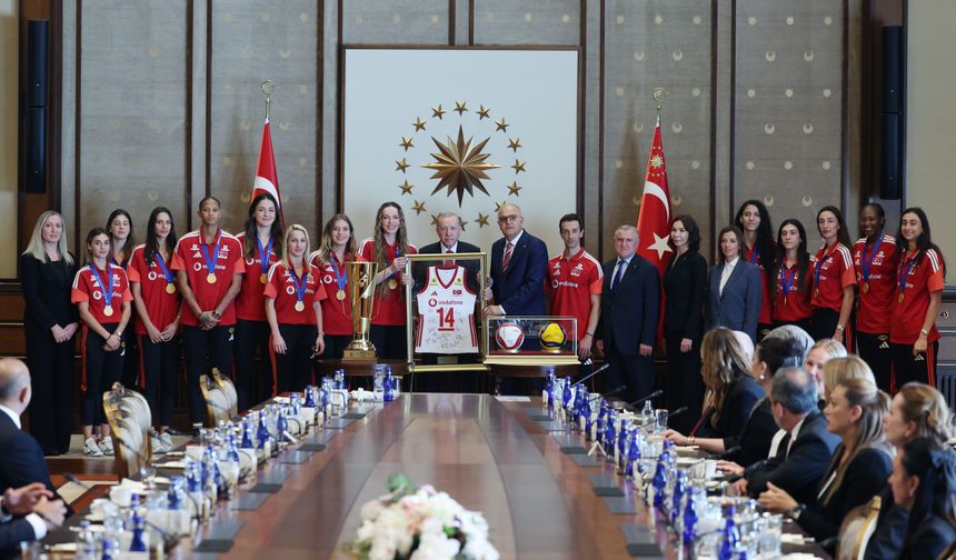 Cumhurbaşkanı Erdoğan, şampiyon milli voleybolcuları kabul etti