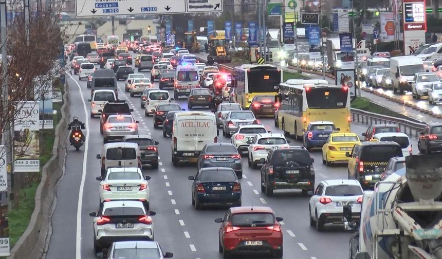 Haftanın son iş gününde İstanbul trafiği yoğunluğu yüzde 80'e çıktı