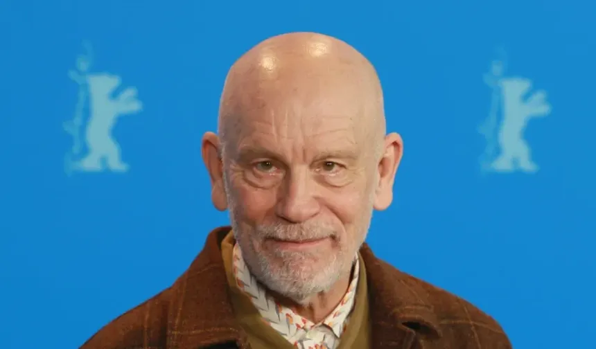 John Malkovich İsrail'deki gösterisini iptal etti: Gerekçe İsrail halkını öven sahte tanıtım metni!