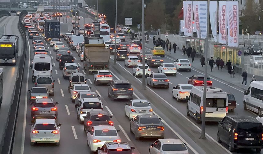 İstanbul trafiği bildiğiniz gibi: Haftanın ilk iş gününde yine yoğunluk yaşanıyor!