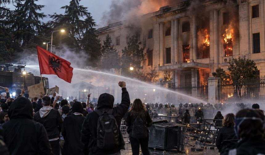 Eğitim, yoksulluk, yolsuzluk... Arnavutluk'ta da öğrenciler sokakta