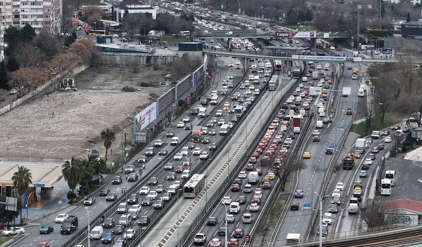 İstanbul'da yağmur trafiği kilitledi: Yoğunluk yüzde 80'e ulaştı