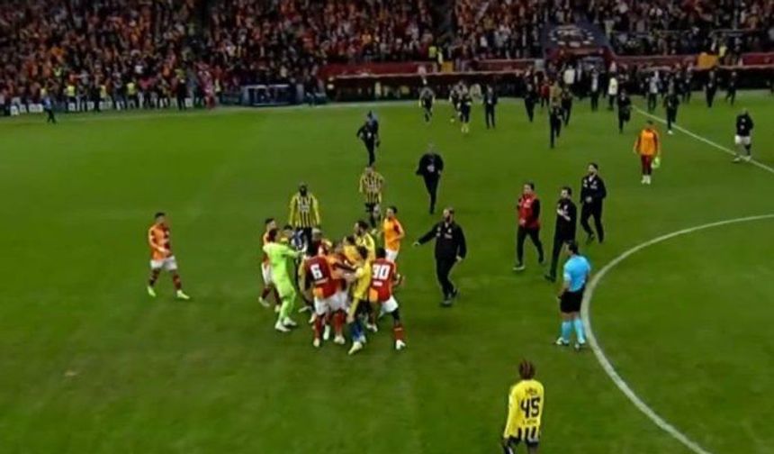 Galatasaray-Fenerbahçe derbisinde son düdükle birlikte kavga çıktı